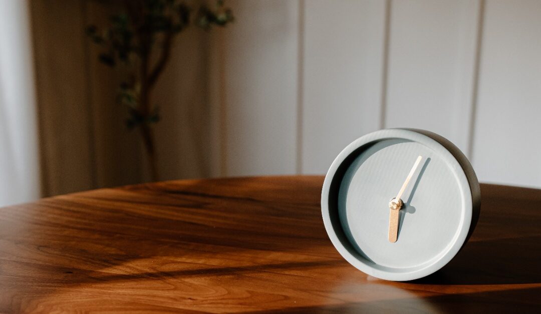 A minimalist clock is counting the time therapists spend on whole office care.